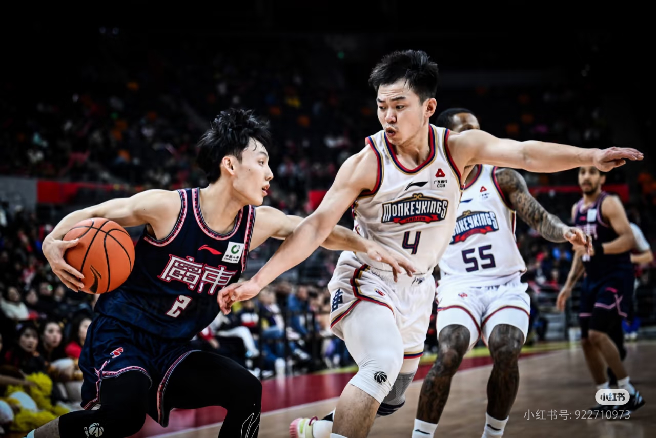 KAIYUN体育-广东宏远发布备战花絮，冲刺阶段外线爆发，欧联任务艰巨，高层口径保持一致(宏昆集团董事长陈芳现状)